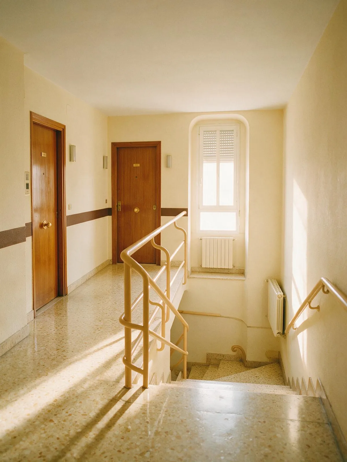 Rellano y escalera de una comunidad de vecinos de Burgos recién limpiados