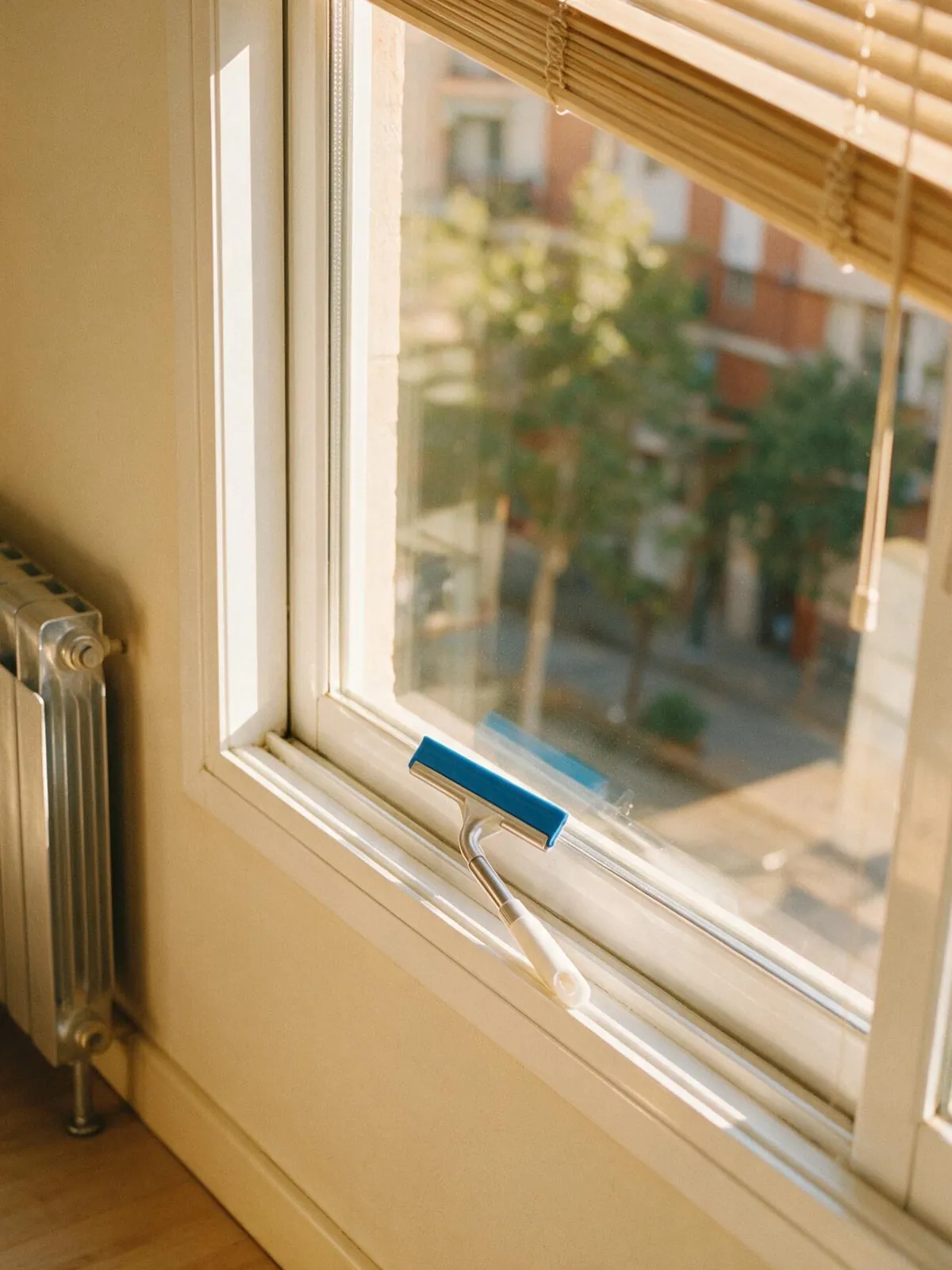 Ventana de una vivienda de Burgos con el cristal recién limpiado y sin marcas